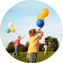 Kinder spielen mit Luftballons